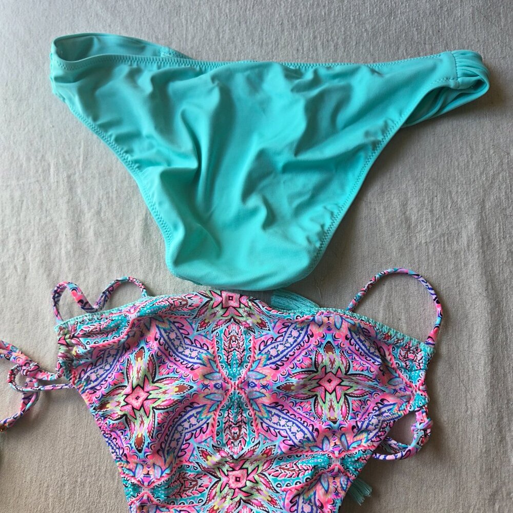 2 Pairs of bikini bottoms. XS - Picture 2 of 7